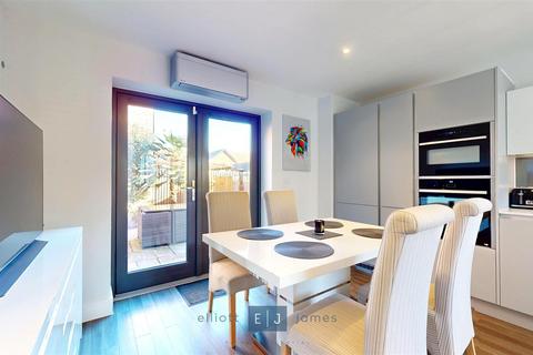 13 Park View, Chigwell, IG7 5EF
