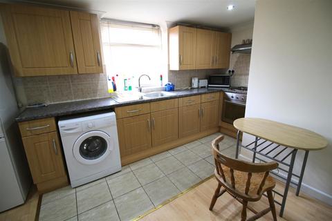 Studio to rent, Charmian Avenue, Stanmore