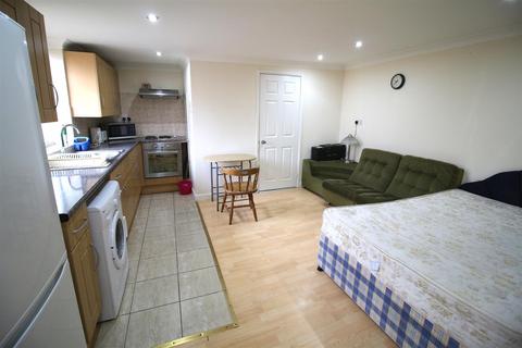 Studio to rent, Charmian Avenue, Stanmore