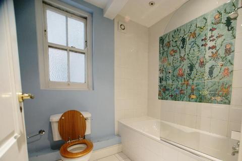 3 bedroom flat to rent, Queen`s Club Gardens, London