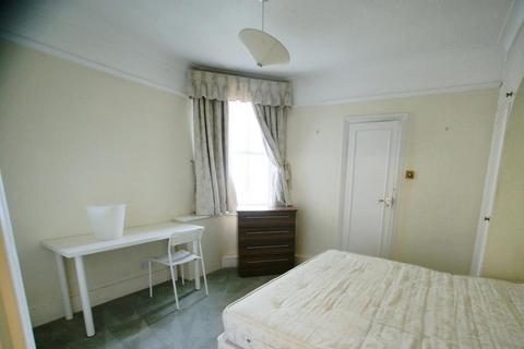 3 bedroom flat to rent, Queen`s Club Gardens, London