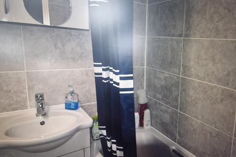 2 bedroom flat to rent, Bath Road, TW5