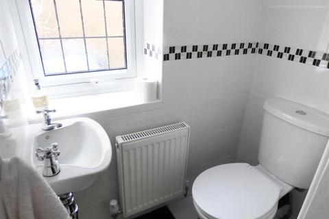 3 bedroom semi-detached house to rent, Oak Road, Huyton, Liverpool