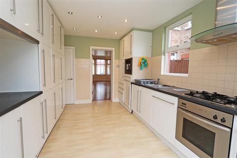 4 bedroom terraced house to rent, Addiscombe Court Road, Croydon