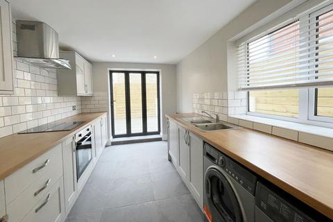 3 bedroom terraced house to rent, Skipton Street, Harrogate, HG1