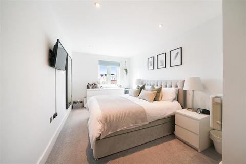 2 bedroom flat for sale, Castle Court, Brewhouse Lane