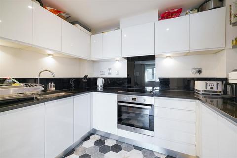 2 bedroom flat for sale, Castle Court, Brewhouse Lane