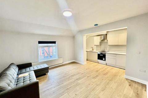 2 bedroom apartment to rent, Hilton Avenue, Manchester M41