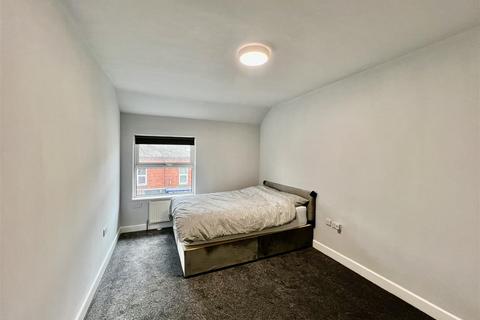 2 bedroom apartment to rent, Hilton Avenue, Manchester M41