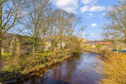 32 Bowler Way, Greenfield, Oldham, OL3 7FQ