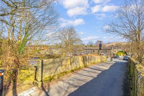 32 Bowler Way, Greenfield, Oldham, OL3 7FQ