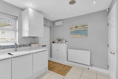 32 Bowler Way, Greenfield, Oldham, OL3 7FQ