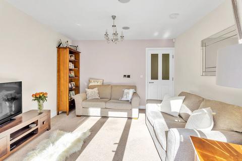 32 Bowler Way, Greenfield, Oldham, OL3 7FQ