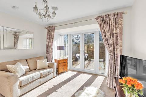 32 Bowler Way, Greenfield, Oldham, OL3 7FQ