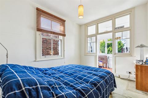 2 bedroom flat for sale, Thorney Hedge Road, London, W4