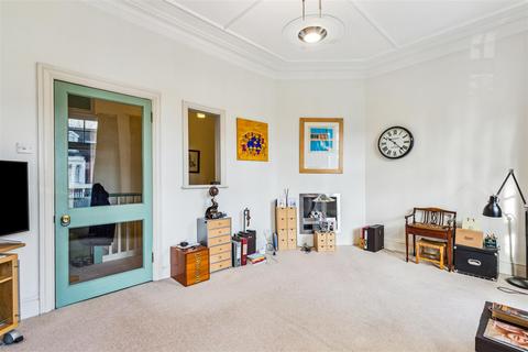 2 bedroom flat for sale, Thorney Hedge Road, London, W4