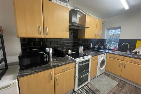 2 bedroom flat to rent, Giggetty Lane, Wolverhampton WV5