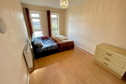 2 bedroom flat for sale, Elderberry Close, Luton, Bedfordshire, LU2 8JD