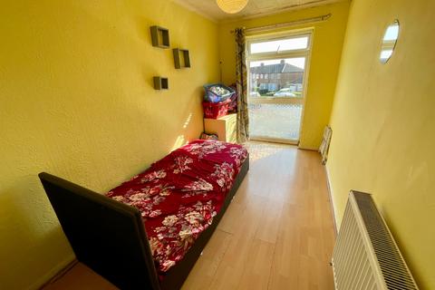 2 bedroom flat for sale, Elderberry Close, Luton, Bedfordshire, LU2 8JD