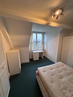 2 bedroom flat to rent, High Road, London, N20