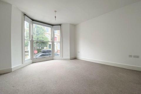 4 bedroom apartment to rent, Reighton Road, London, E5