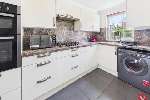 69 Denham Close, Luton, LU3 3TT