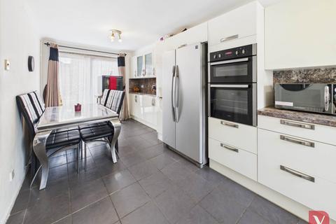 69 Denham Close, Luton, LU3 3TT
