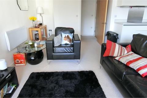 2 bedroom apartment to rent, Douglas House, Prospect Place CF11