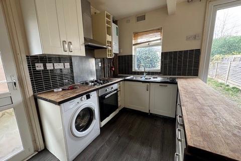 4 bedroom semi-detached house to rent, Feltham, TW13