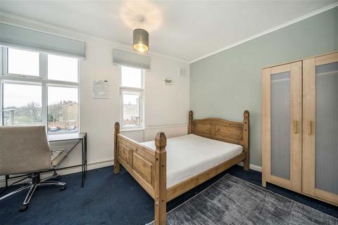 2 bedroom flat to rent, Stratheden Parade, London SE3