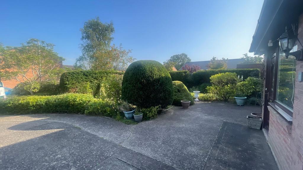 Front Garden & Driveway
