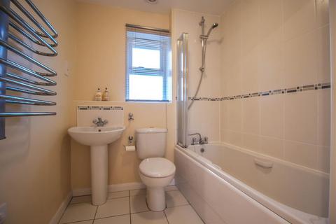 2 bedroom flat to rent, Gloucester Close, Redditch