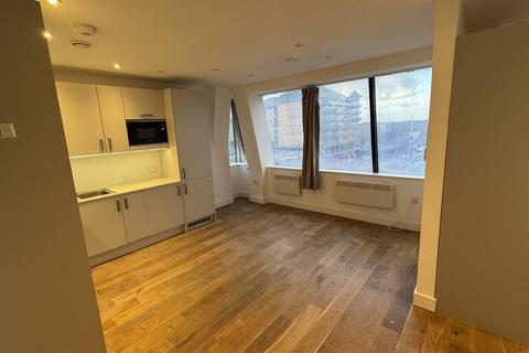 1 bedroom flat to rent, High Street, Feltham