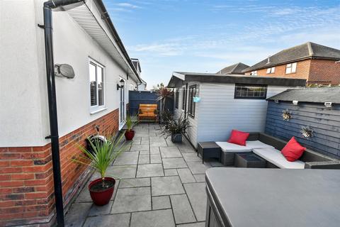 1 bedroom semi-detached house for sale, Hannett Road, Canvey Island SS8