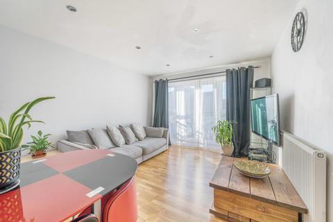 2 bedroom flat to rent, Denham Road, Whetstone