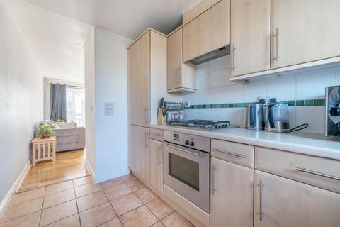 2 bedroom flat to rent, Denham Road, Whetstone