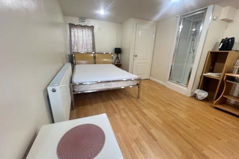 Studio to rent, Exeter Road, London