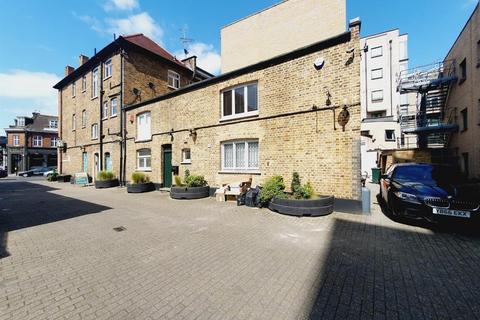 3 bedroom flat to rent, Red Lion Square, Wandsworth High Street, London