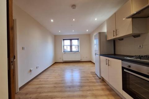 3 bedroom flat to rent, Red Lion Square, Wandsworth High Street, London