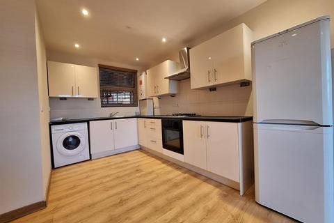 3 bedroom flat to rent, Red Lion Square, Wandsworth High Street, London