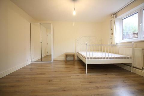 Studio to rent, Hanworth Road, Hounslow