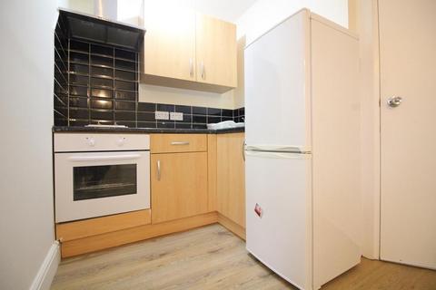 Studio to rent, Hanworth Road, Hounslow