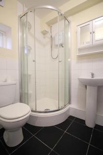 Studio to rent, Hanworth Road, Hounslow