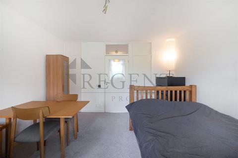 Studio for sale, Maitland House, Churchill Gardens, Pimlico, SW1V