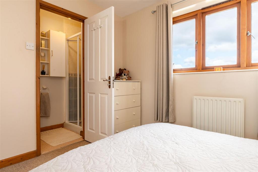 Master through to en suite