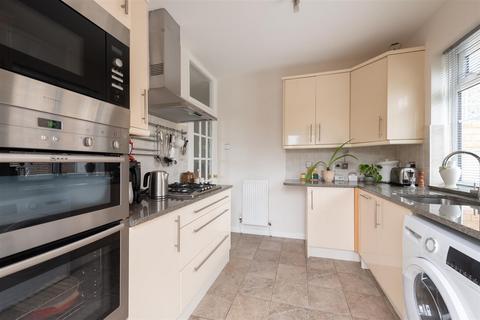 2 bedroom maisonette to rent, Oakwood Close, London N14