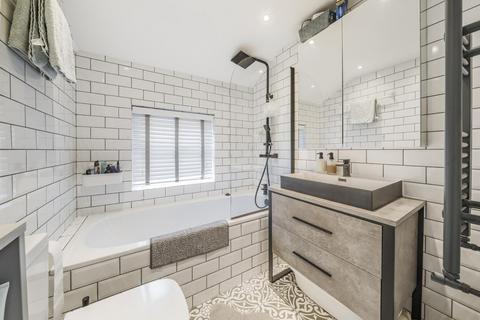 Flat 2, 22 Ashmere Grove, London, SW2 5UJ
