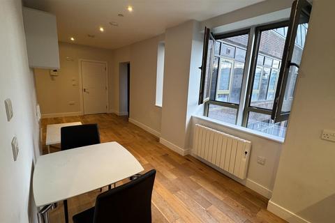 1 bedroom flat to rent, High Street, Feltham