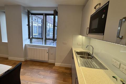 1 bedroom flat to rent, High Street, Feltham