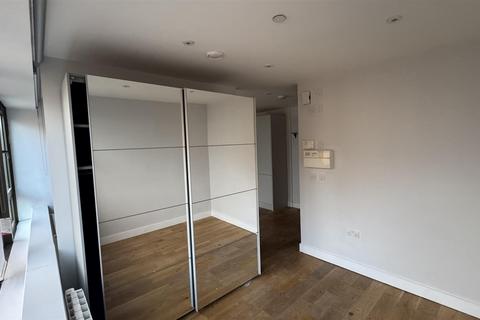 1 bedroom flat to rent, High Street, Feltham